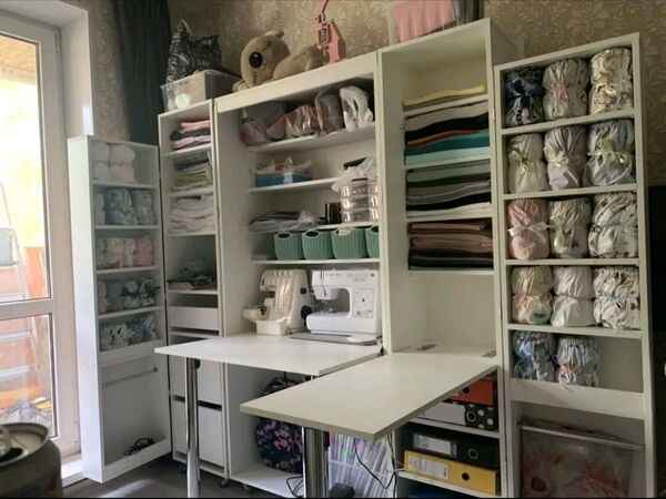 Urejen ustvarjalni kotiček z nevtralnimi pripomočki in prijetno svetlobo